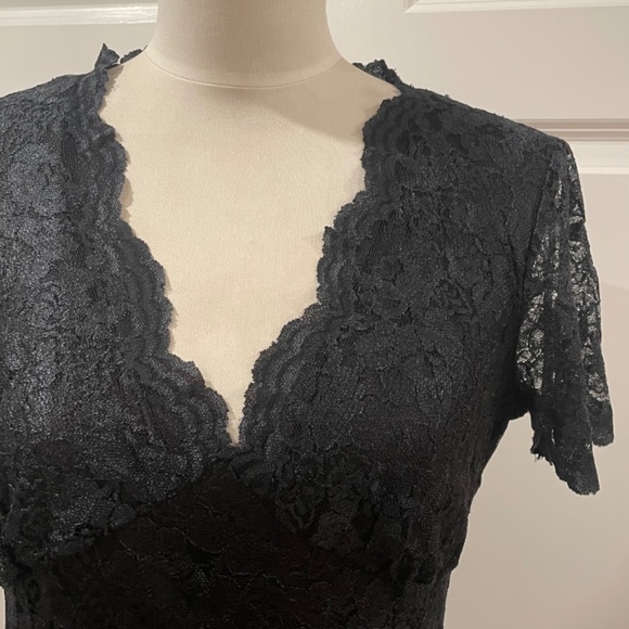 Bisou Bisou Black lace v neck shift sheath mini dress 8 M - Picture 2 of 5